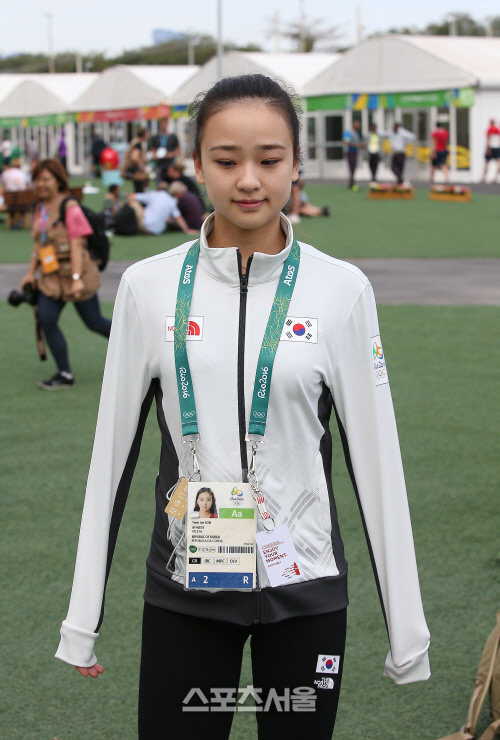 [SS포토] 리듬 체조 손연재의 리우 입성, 앙증맞게 소매 안에 손을...