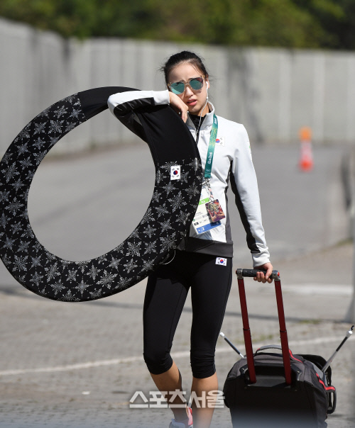 장비들고 훈련장으로 출근하는 손연재[SS포토]