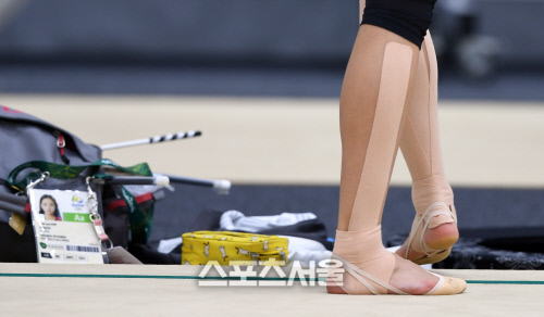 테이핑으로 뒤감은 손연재의 발[SS포토]