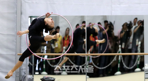 후프연기 펼치는 손연재, 점프도 자신있게[SS포토]