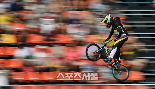 [SS포토]허공을 가르며 질주하는 BMX 경기
