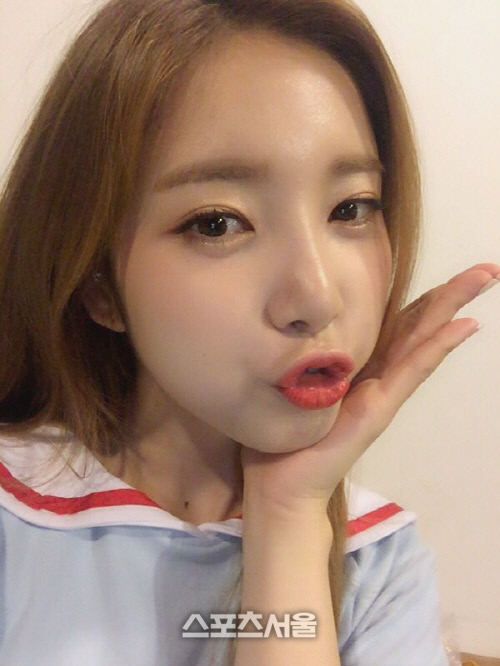 아이비아이 윤채경, "꿈같던 하루, 반짝반짝 빛채경 될 것" 첫 무대 소감