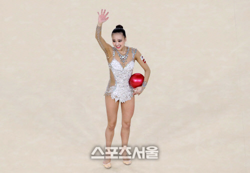 [2016리우] '볼 키스' 손연재, 첫 연기 18.266점…부드러웠다