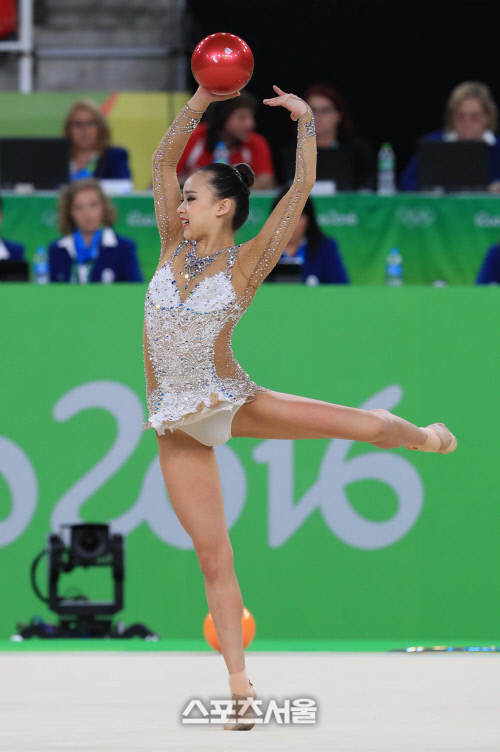 리듬체조 첫 경기 볼연기펼치는 손연재[SS포토]