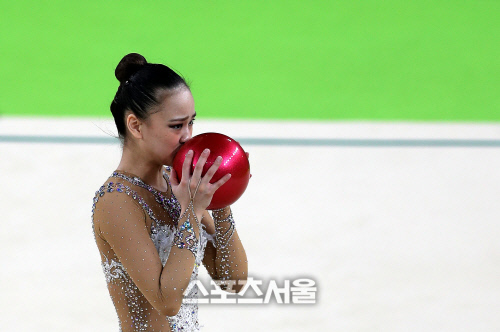 볼연기 마무리 손연재, 볼키스로[SS포토]