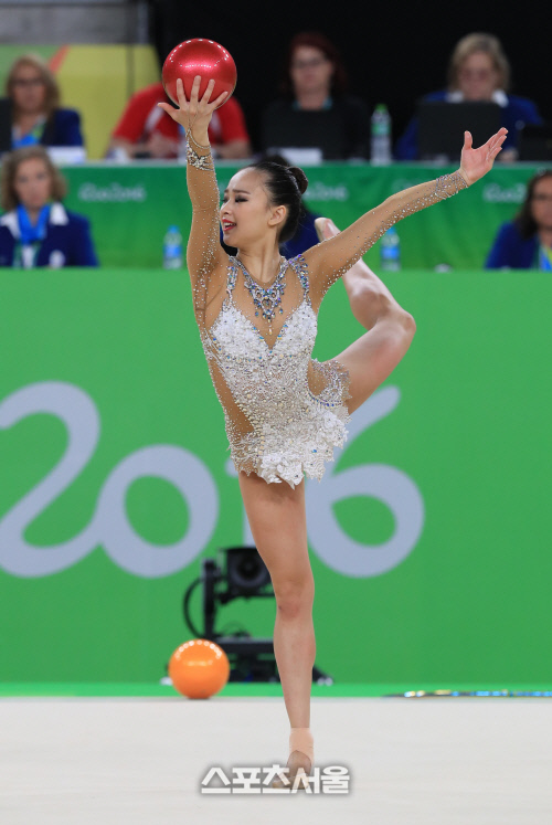 볼연기 펼치는 손연재, 18.266 중간1위[SS포토]
