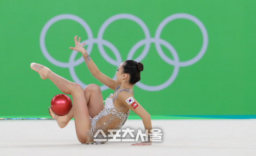 첫종목 볼연기 펼치는 손연재[SS포토]