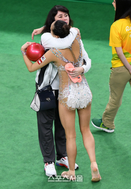 손연재 볼연기 마치고 코치와 포옹하며 자축[SS포토]