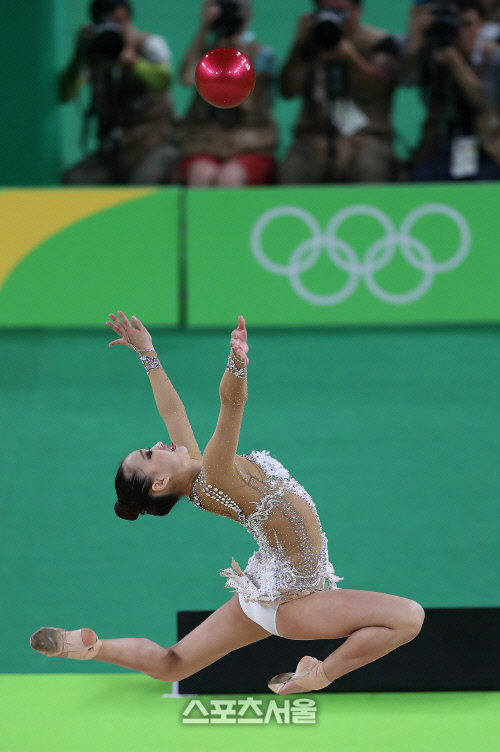 볼과 함께 점프하는 손연재[SS포토]