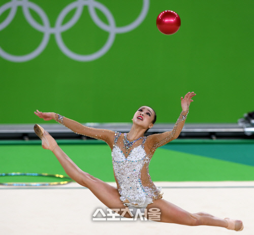 점프하는 손연재, 점수는?[SS포토]