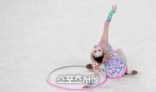 후프연기 펼치는 손연재[SS포토]