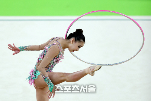 후프를 목으로 돌리는 손연재[SS포토]