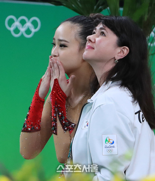 [SS포토]리본 연기 마친 손연재의 손키스