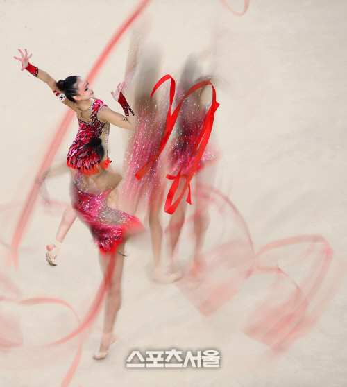 [SS포토]손연재, 코트 위에 그림을 그려요!