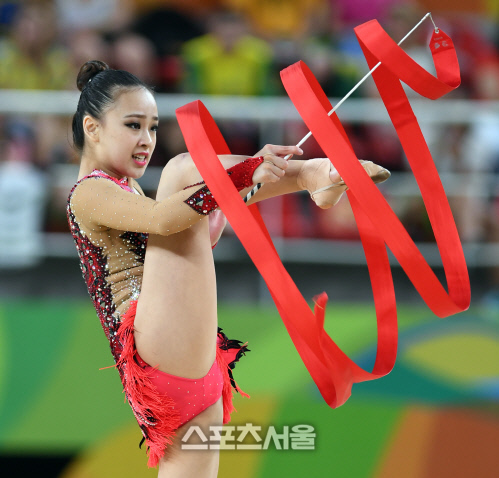 [SS포토]아름답게 리본 모양 만드는 손연재