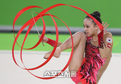 [SS포토]아름다운 리본 연기 선보이는 손연재