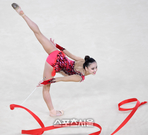 [SS포토]코트를 아름답게 수놓는 손연재의 연기