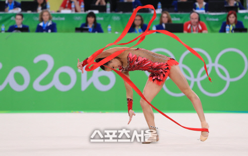 [SS포토]이크! 리본 연기에서 실수하는 손연재