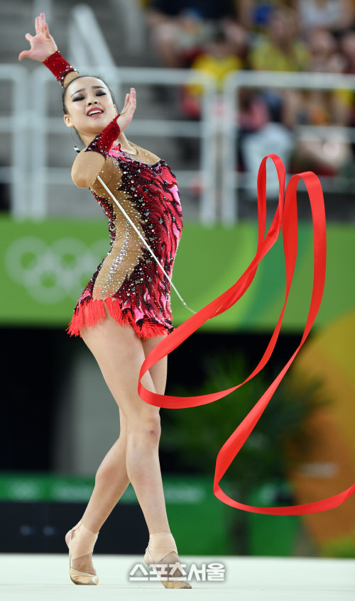 [SS포토]손연재 리본연기, 우아하게!