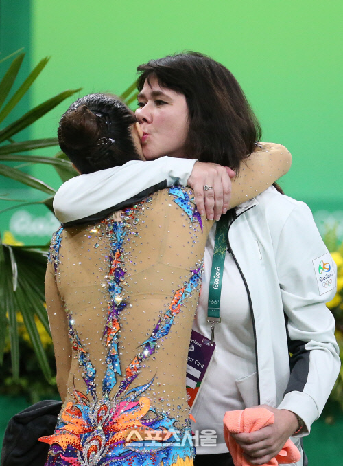 [SS포토]예선 마친 손연재, 옐레나 코치의 입맞춤