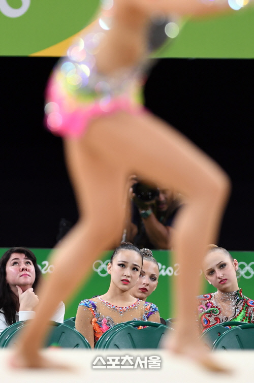 [SS포토]다른 선수들의 연기 지켜보는 손연재