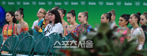 [SS포토]예선전 마친 뒤 다른 선수들의 연기 지켜보는 손연재
