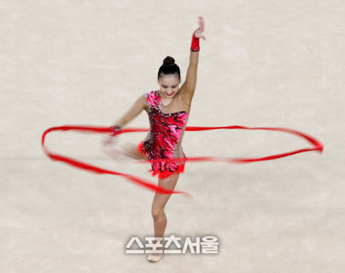 [SS포토]손연재의 리본 연기, 강렬한 레드!