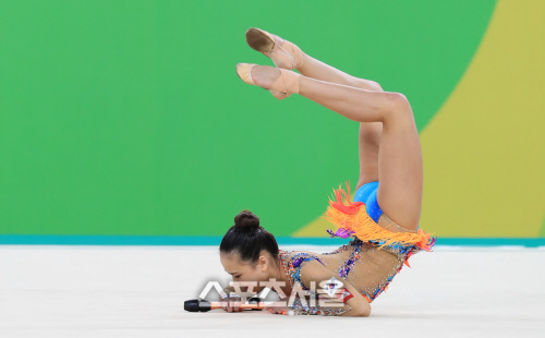 [SS포토]유연한 곤봉 연기 선보이는 손연재