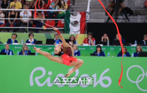 [SS포토]올림픽 무대를 날아오르는 손연재