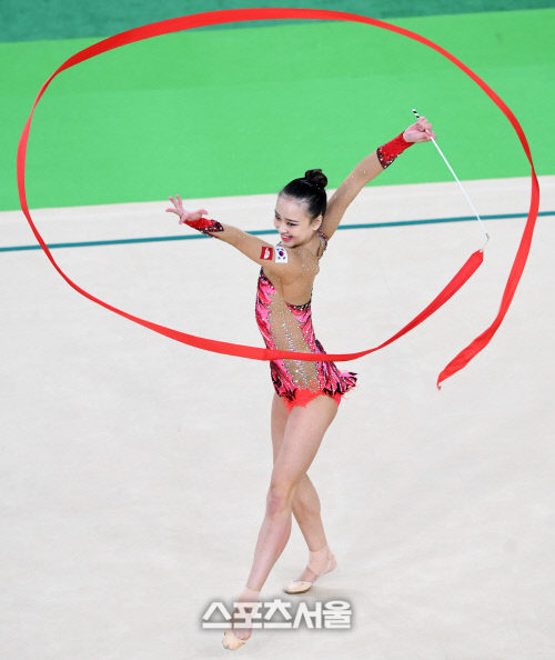 [SS포토]리본 연기 손연재, 깜찍한 표정까지!