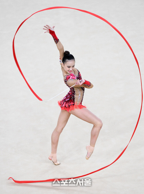 [SS포토]손연재, 71.956점으로 결선 진출 청신호