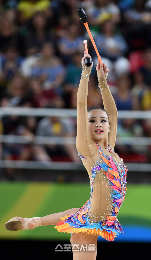 [2016리우]실수없는 연기해야. 손연재 예선 5위로 결선 진출