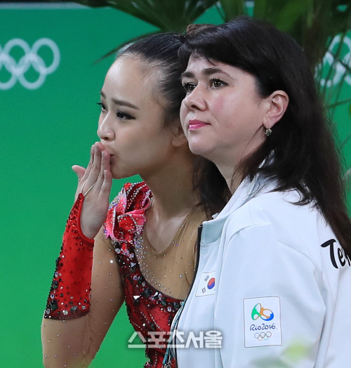 [SS포토]손키스 날리는 손연재, '본선에서 뵐게요!'