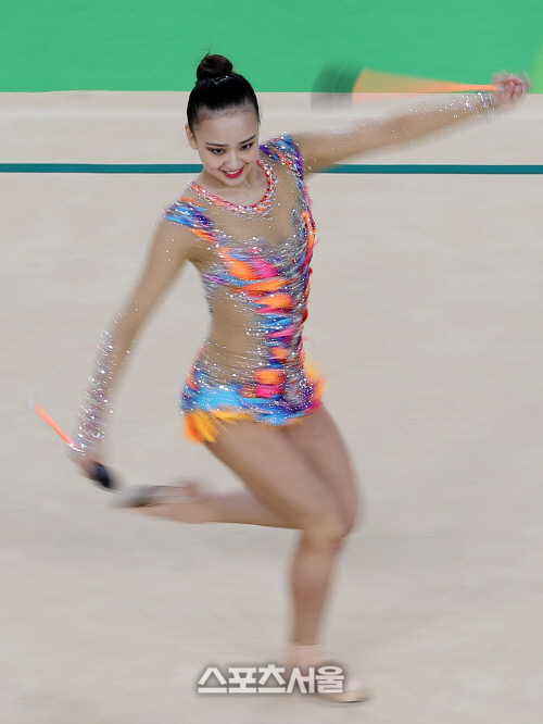 [SS포토]안정적인 곤봉 연기 선보이는 손연재, 종합 5위로 본선 진출