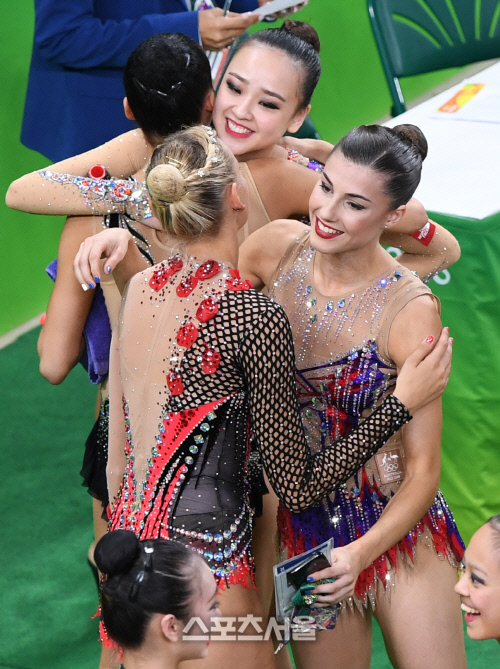 [SS포토]결선 진출 확정하고 선수들과 인사 나누는 손연재