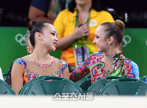 [SS포토]마리나와 이야기 나누는 손연재