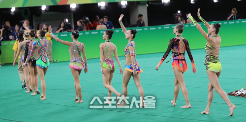 [SS포토]응원단을 향해 손을 흔드는 손연재