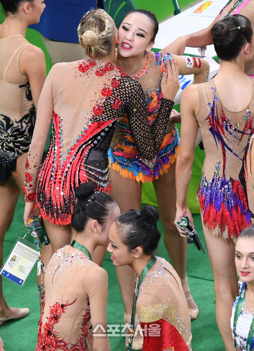 [SS포토]선수들과 결선 진출을 축하하는 손연재