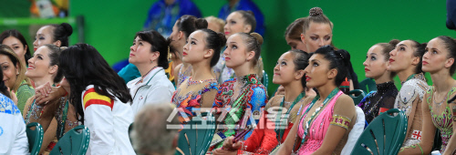 [SS포토]결선 진출 결과 확인하는 손연재