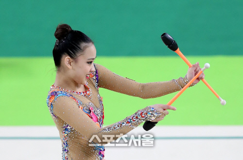 [SS포토]예선 종합 5위로 결선 진출한 손연재, 마지막 곤봉 연기