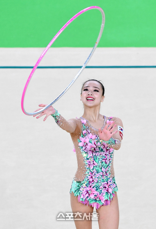 [SS포토] 손연재의 후프 연기, 만족스러운 듯 미소까지...?