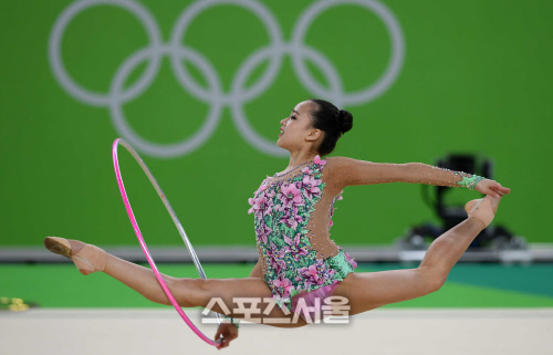 [SS포토] 오륜기 앞에서 점프하는 손연재, 첫 메달로 도약하리라~?