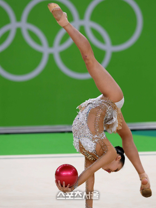 [SS포토] 손연재의 볼 연기, 18.266점으로 중간 성적 전체 4위!