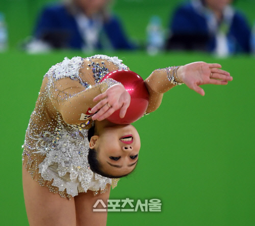 [SS포토] 손연재, 리듬 체조 결선에서 중간 성적 전체 4위로...조금만 더...