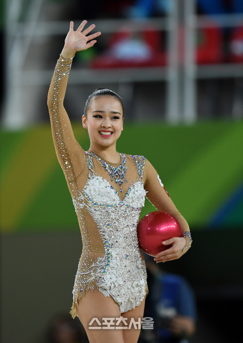 [SS포토] 손연재, 후프 이어 볼에서도 무결점 연기! 중간 성적 전체 4위!