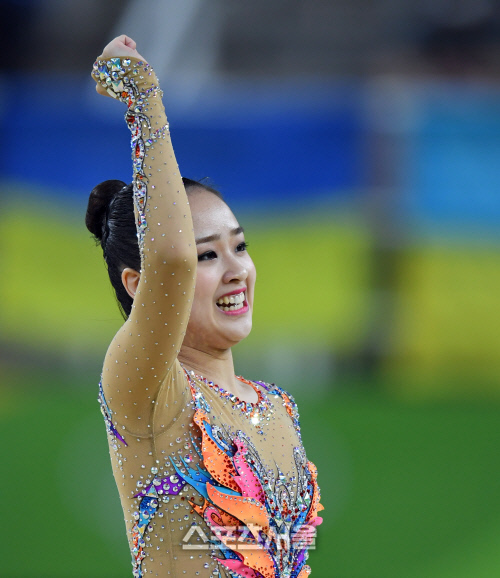 [SS포토] 주먹 불끈 쥐는 손연재, 결선에서 대역전극 예감?