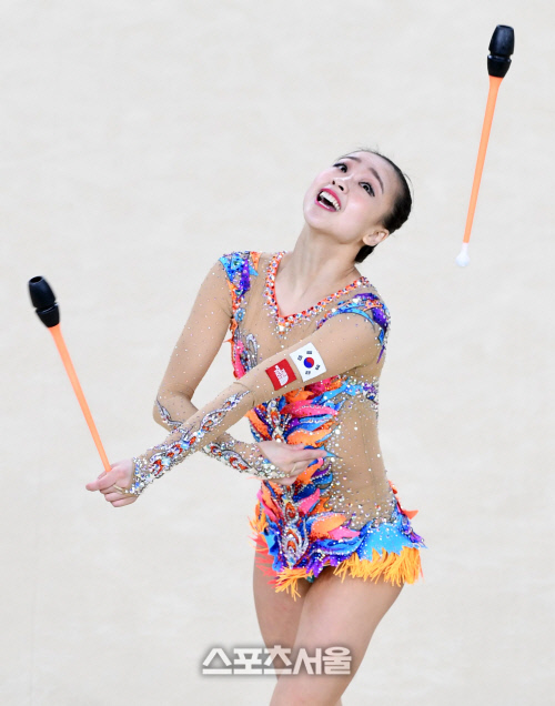 [SS포토] 손연재의 무결점 곤봉 연기, 18.358점으로 4종목 중 최고점!