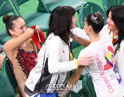 [SS포토] 눈물 쏟아내며 흐느끼는 손연재, 메달 문턱에서 좌절된 아름다운 4위...