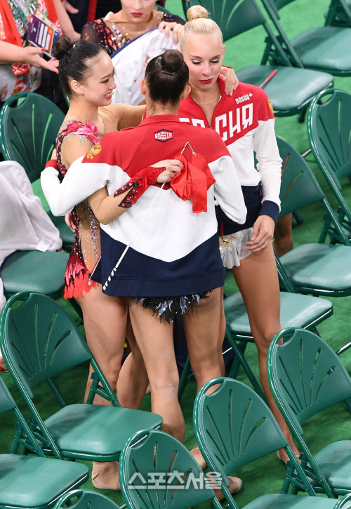 [SS포토] 마문, 쿠드랍체바와 포옹하는 손연재, 치열했지만 눈물로 인사했다...