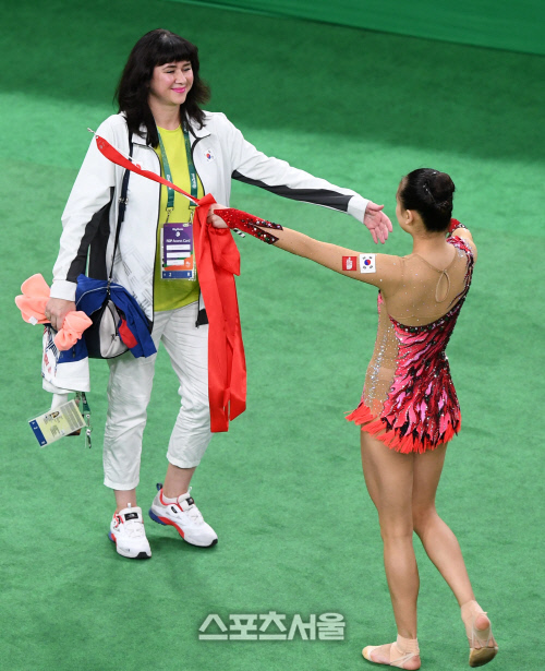 [SS포토] 옐레나 코치와 포옹하는 손연재, 모든 걸 쏟아부었다...그러나...